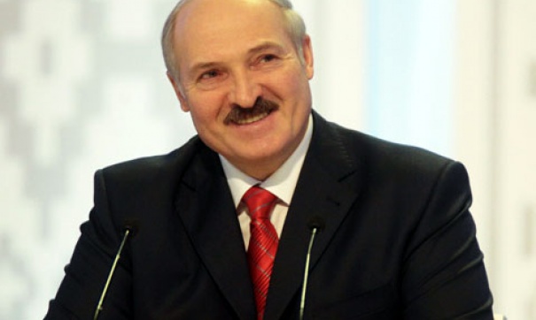 За президента Белоруссии в соцсетях приняли мужчину с усами, который стоит за актрисой в ярко-розовой шапочке