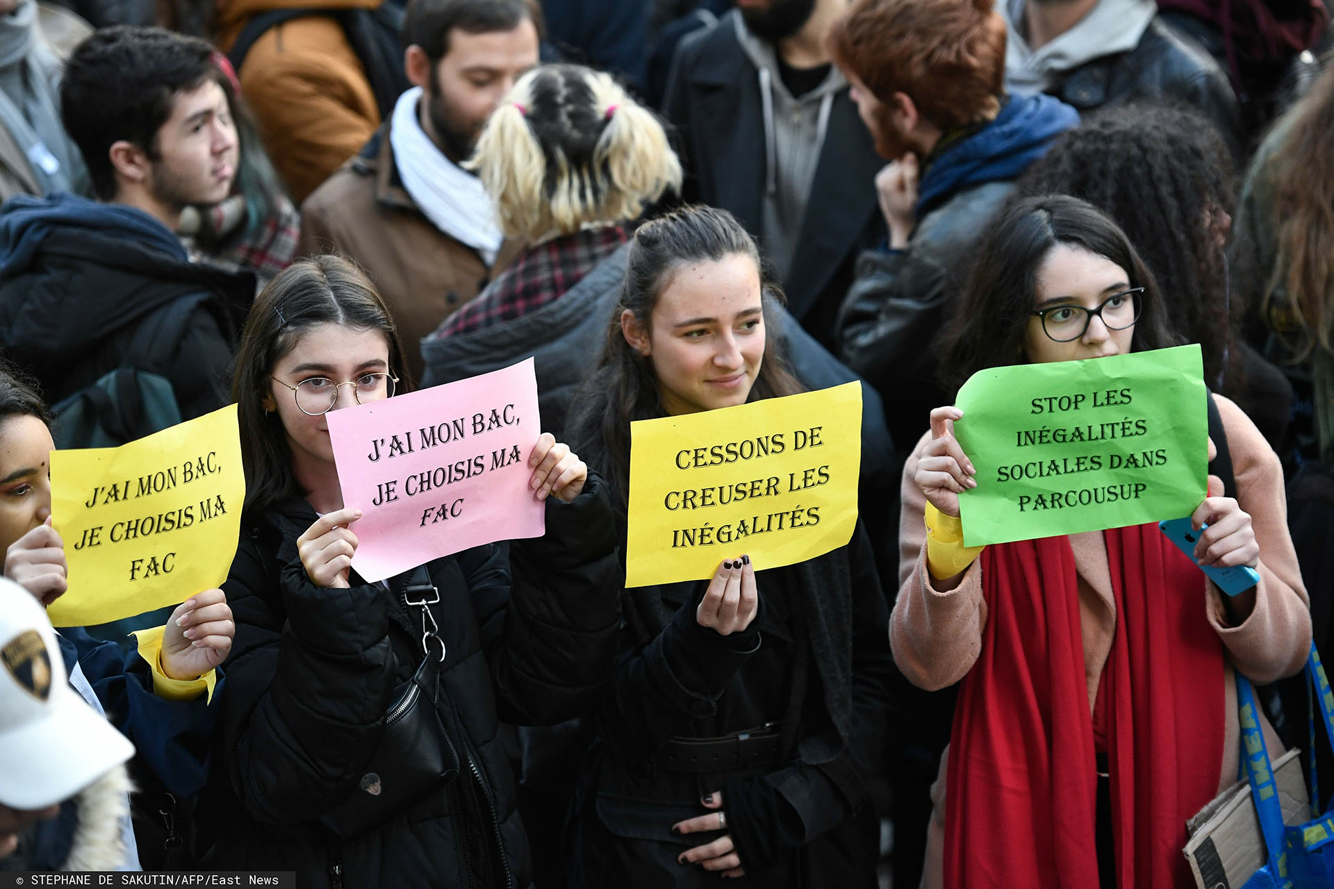 Учащиеся старших классов на протесте против реформы образования, включающей ужесточение требований к поступлению в университеты. Плакаты с надписями: «Я сдал аттестат средней школы, я могу выбрать университет» и «Хватит увеличивать неравенство», 11 декабря 2018 года