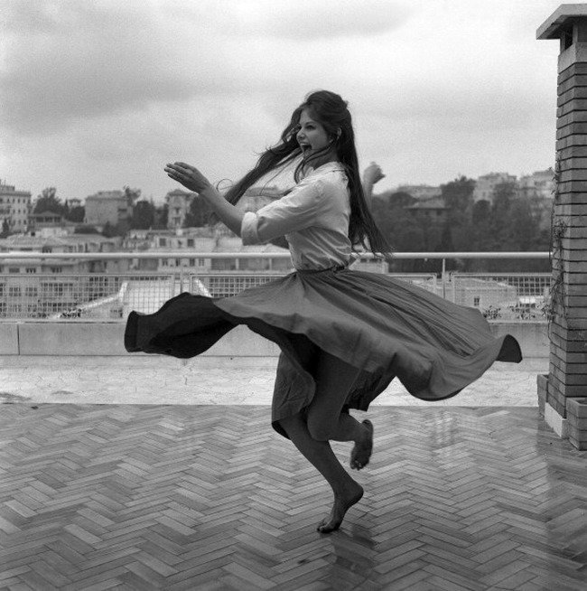 Клаудия Кардинале танцует босиком на террасе на крыше в Риме в 1959 году. Фотографии со съёмок, актеры, кинематограф, режиссеры