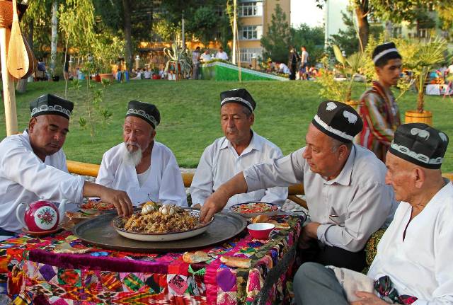 Почему плов нужно есть руками?