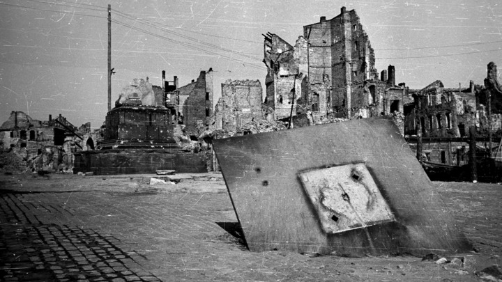 "Могилы в каждом дворе, на улицах тела поляков": Рассекречены документы об отступлении гитлеровцев из Варшавы