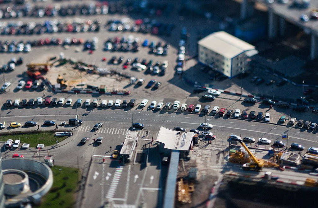 Где оставить машину. Москва Tilt Shift. Tilt Shift фото Москва. Непроданные машины на стоянке во Внуково фото. Где можно оставлять машину в Москве.