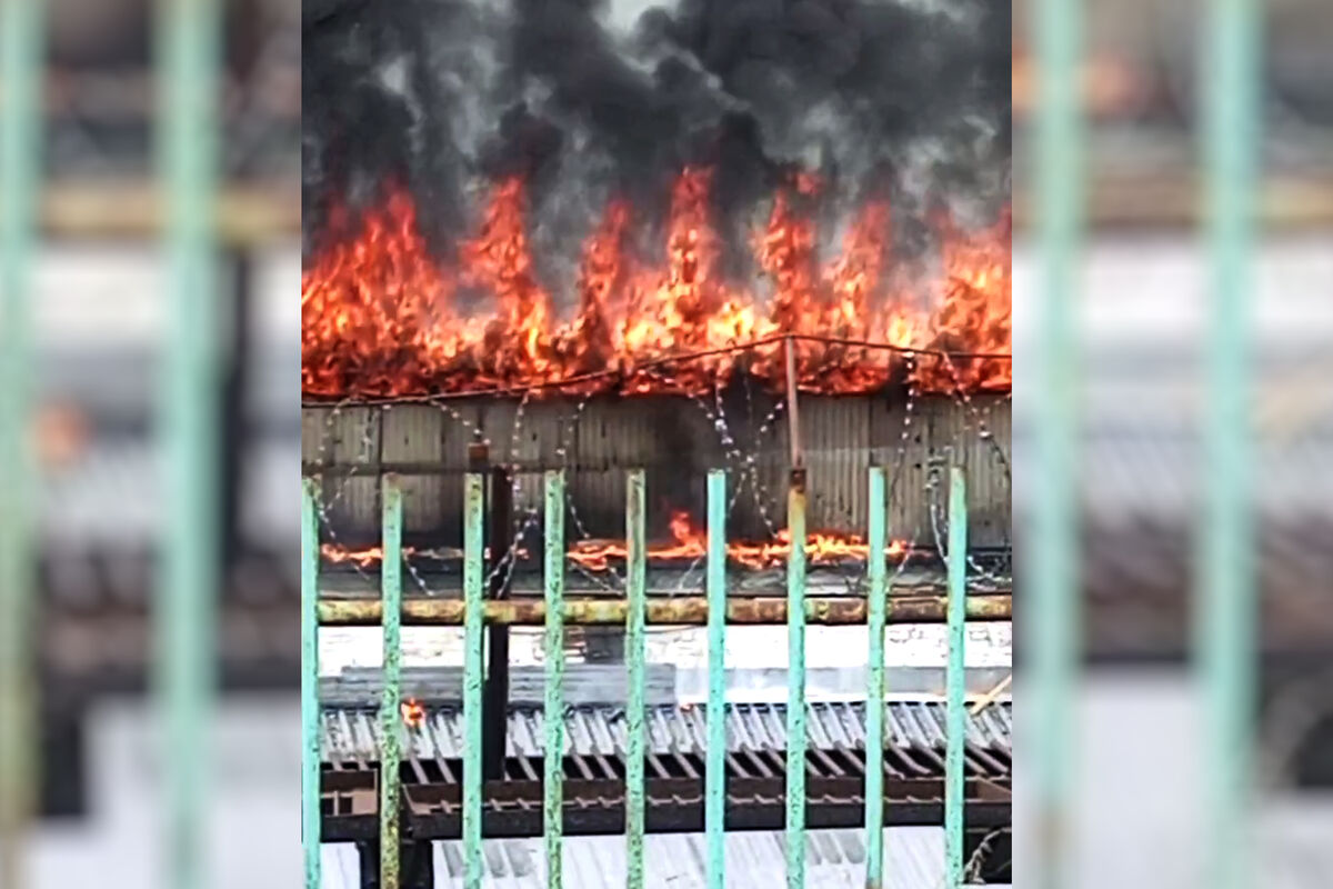 Огонь охватил крышу цеха автобазы в кемеровском городе Таштагол