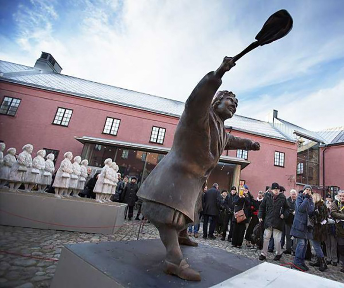 История шведского памятника «Женщина с сумкой» История шведского памятника «Женщина с сумкой»