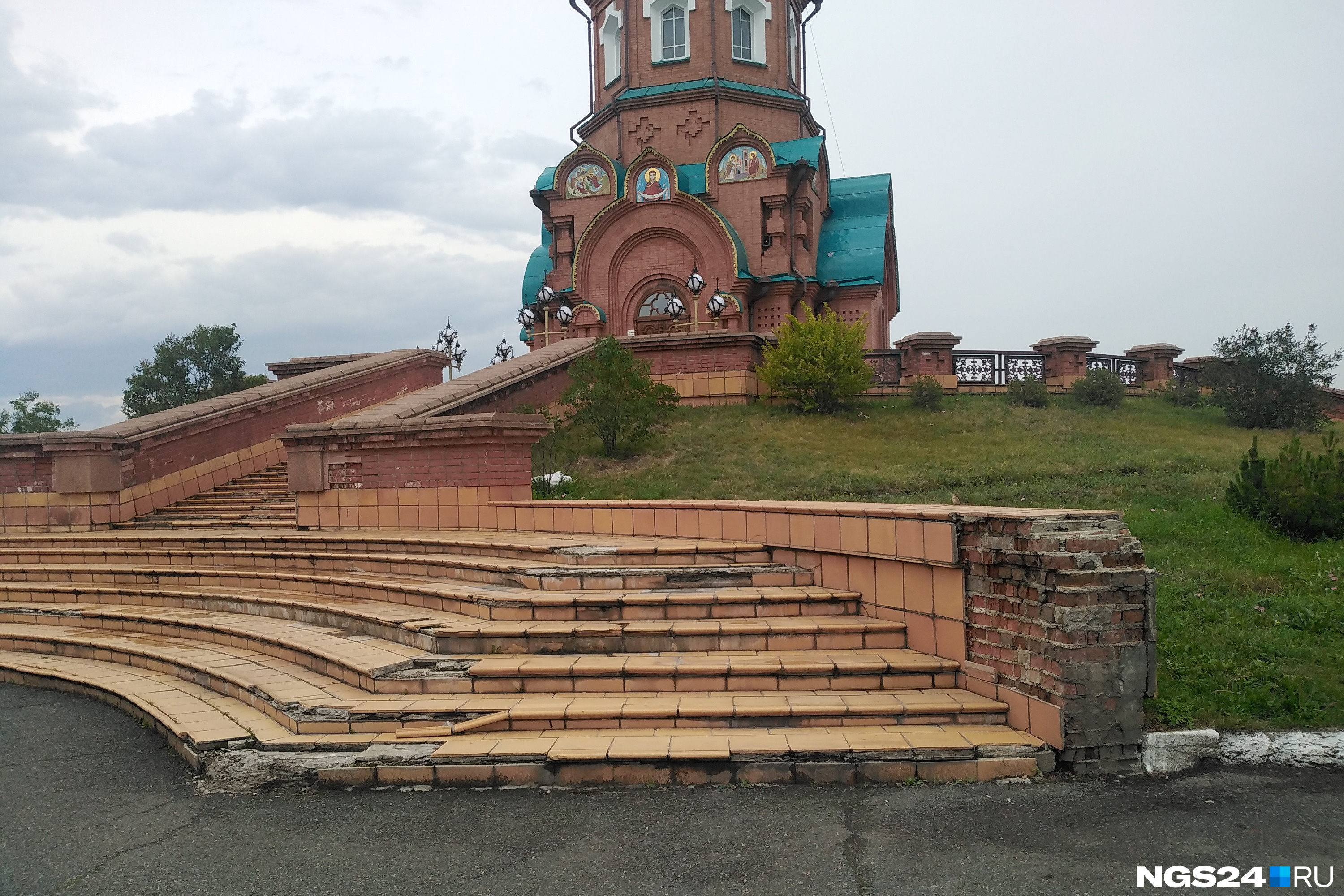 Покажи точную. Церковь за ТЦ Красноярье. Церковь будущего. Церковь за торговым центром Красноярье Красноярск. Церковь на Ульяновском Красноярск.