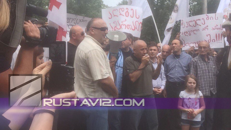 "В политике нет места убийце": в Тбилиси сожгли Саакашвили