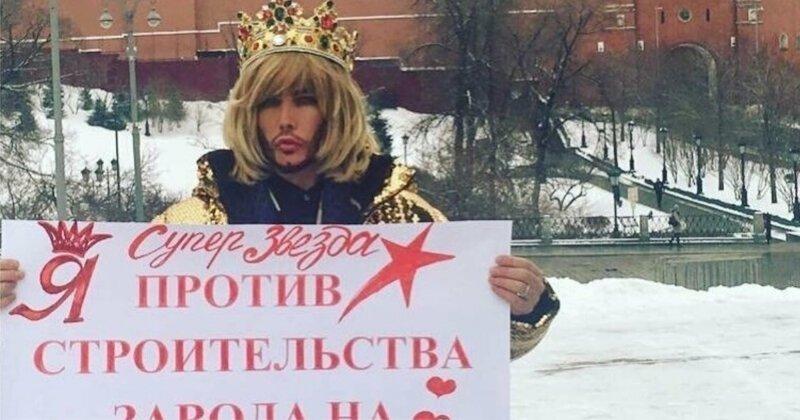 Сергей Зверев надел корону и устроил одиночный пикет наши звезды