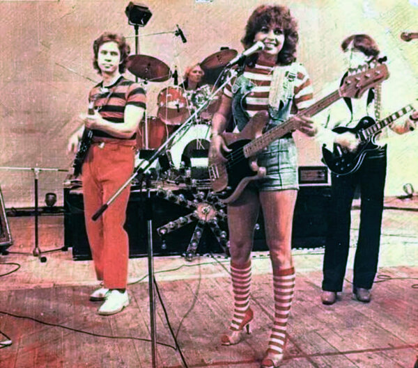 Ира Комарова из «ФОРВАРД» могла бы стать русской Сюзи Кватро, но… не стала