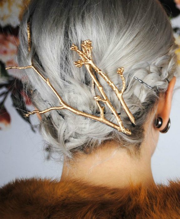 18 необыкновенных украшений для волос, которые можно сделать своими руками можно, ободок, помощью, украшение, сделать, проволоки, шибори, Стильный, волос, Сделать, Невидимки, украшенные, украсить, тонкой, ленты, буквально, яркими, украшенная, невидимки, обычный
