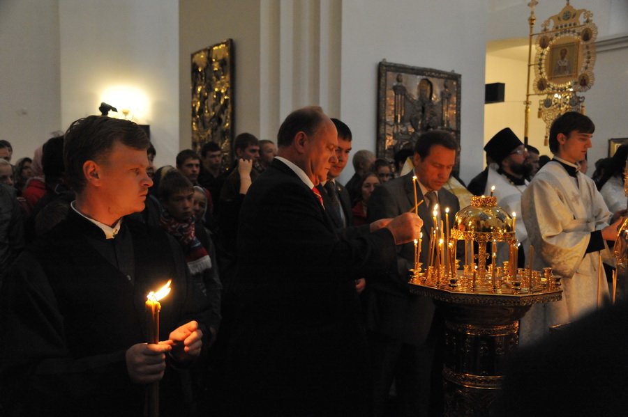 Путин и медведев со свечками в храме