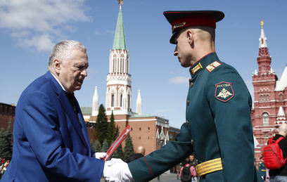 Жириновский вручил дипломы молодым военным