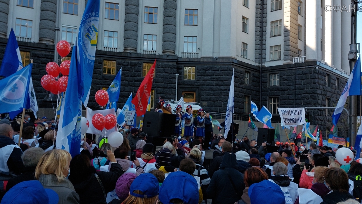 Профсоюзы Украины вышли на протест у кабмина: «Зеленский, хватит унижать и обманывать свой народ» Профсоюзы Украины вышли на протест у кабмина: «Зеленский, хватит унижать и обманывать свой народ» Украина