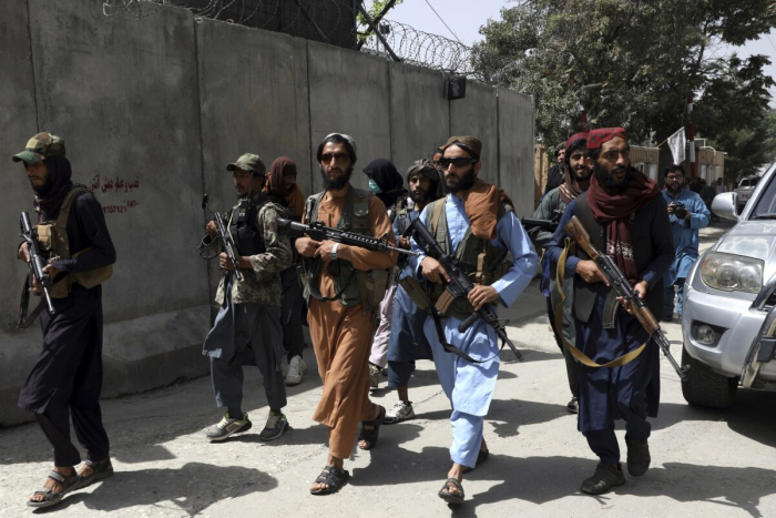 Террористы «Талибана» патрулируют район Кабула, Афганистан, 18 августа 2021 г.