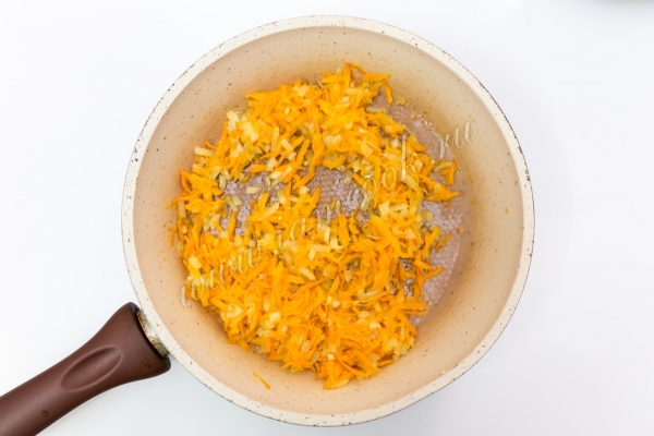 Обжарка моркови с луком