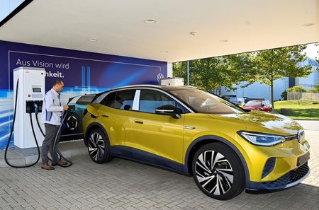 FILE PHOTO: An employee presents the new electric Volkswagen model ID. 4 during a media show in Zwickau, Germany, September 18, 2020. Picture taken September 18. REUTERS/Matthias Rietschel/File Photo 