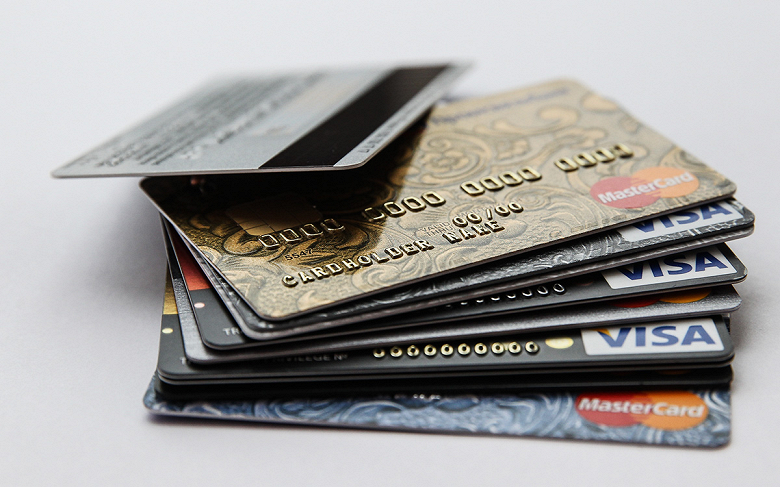 Карты Visa и MasterCard могут выйти из оборота в России в 2025 году, по прогнозу гендиректора Национальной системы платежных карт