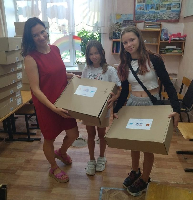 В Бологовском районе стартовала выдача комплектов бесплатной школьной формы