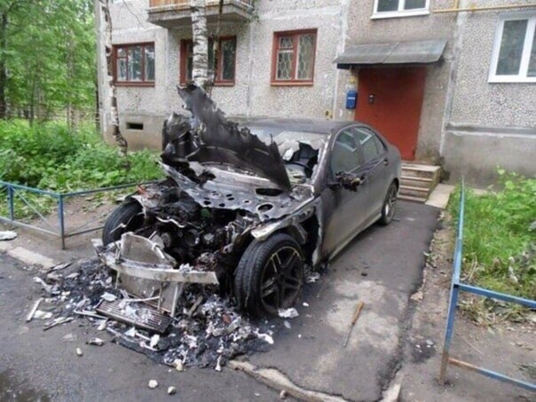 «Наказали за неправильную парковку»: В Москве сожгли дорогой седан курилка,Марки и модели,новости,парковка у дома