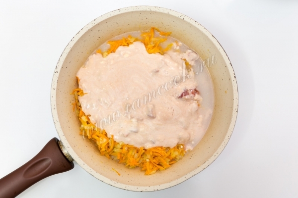 Добавить сметану с кетчупом в сковороде