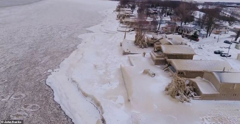 Непогода на озере Эри в США сковала дома льдом погода,погодные явления,сша,шторм