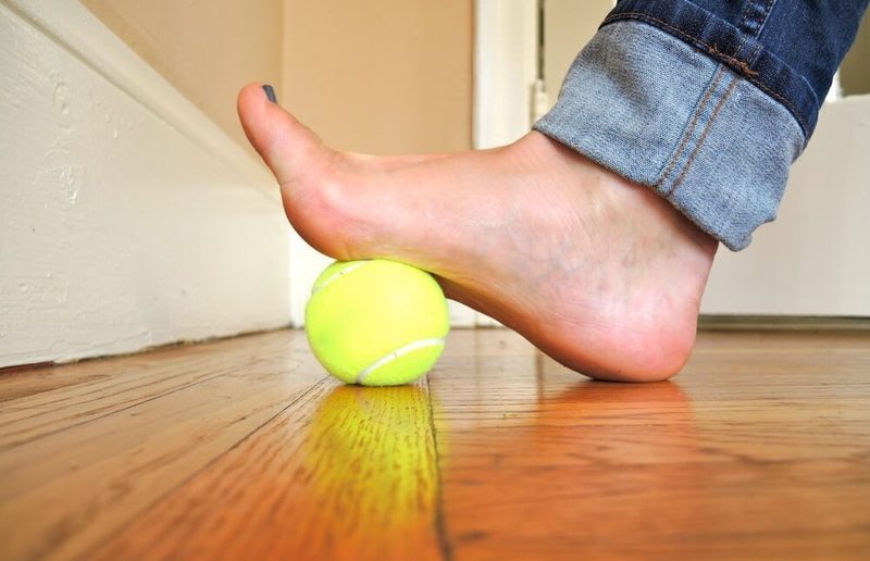 Плантарный фасциит: Как теннисный мяч поможет облегчить боль