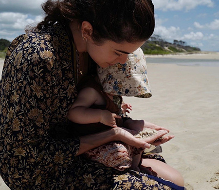 «Воспитываю одновременно двоих детей»: Никки Рид о материнстве и своём ювелирном бренде
