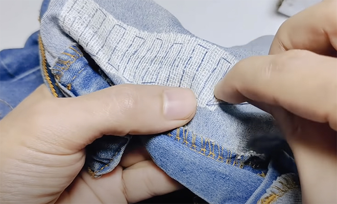 Убираем дырку на джинсах без шва. Следа не остается: видео стороны, будут, видны, нитки, можно, Сквозные, отрезком, наружной, будет, совершенно, незаметно Но, останутся, обратной, лучше, зафиксировать, небольшим, стежком Посмотрите, ткани, ровным, тонкая В