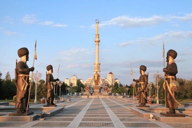 monument-nezavisimosti-turkmenistana
