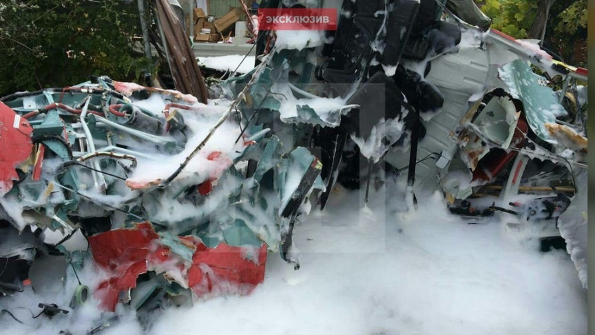 СМИ публикует жуткие фото с места крушения частного вертолета на дом в Сочи