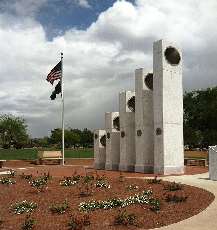 Необыкновенный памятник ветеранам, красоту которого можно оценить только 11 ноября в 11:11 утра