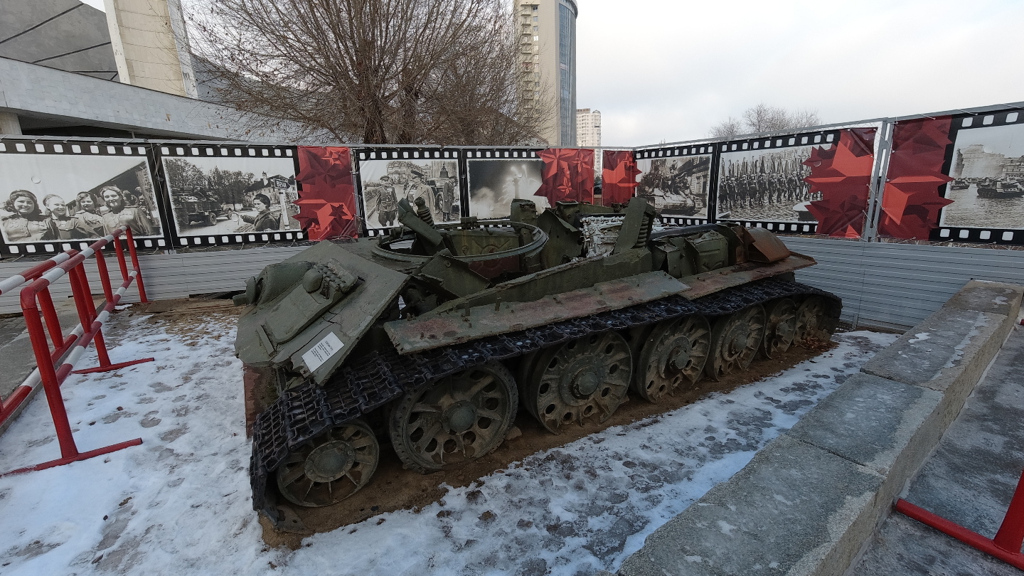 Танк с оторванной башней в Волгограде Танк с оторванной башней в Волгограде
