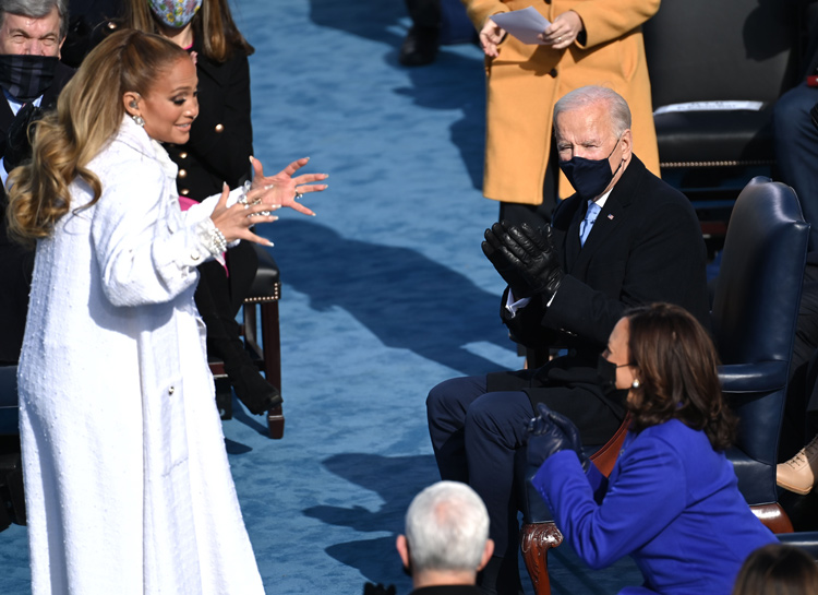 Дженнифер Лопес в белом, Леди Гага - в алом: звезды на инаугурации Джо Байдена Звезды,Новости о звездах
