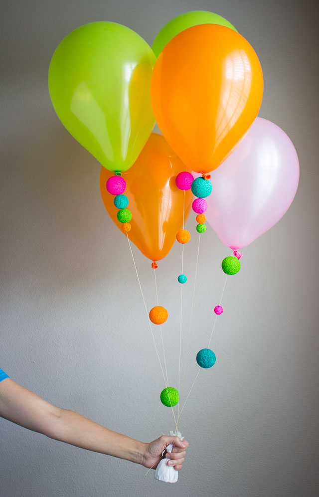 Гелиевые воздушные шарики, украшенные яркими неоновыми гигантскими бусинами
