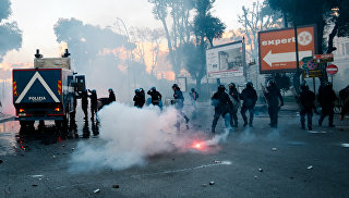 Столкновения сил правопорядка с протестующими против приезда в город лидера итальянской партии Лига Севера Маттео Сальвини. 11 марта 2017 года