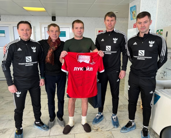 Легенды российского футбола навестили в больнице тренера, спасшего детей в Екатеринбурге