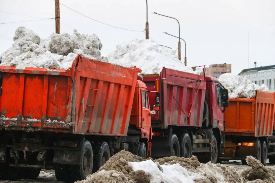 Водитель грузовика назвал причину огромных очередей у снегоприемников Петербурга