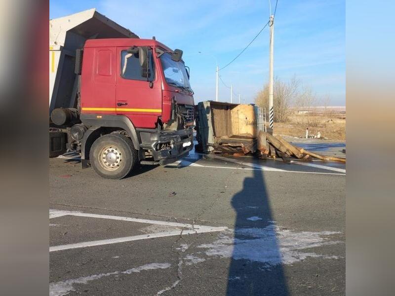 Тяжёлый грузовик и УАЗ столкнулись в Черновском районе Читы