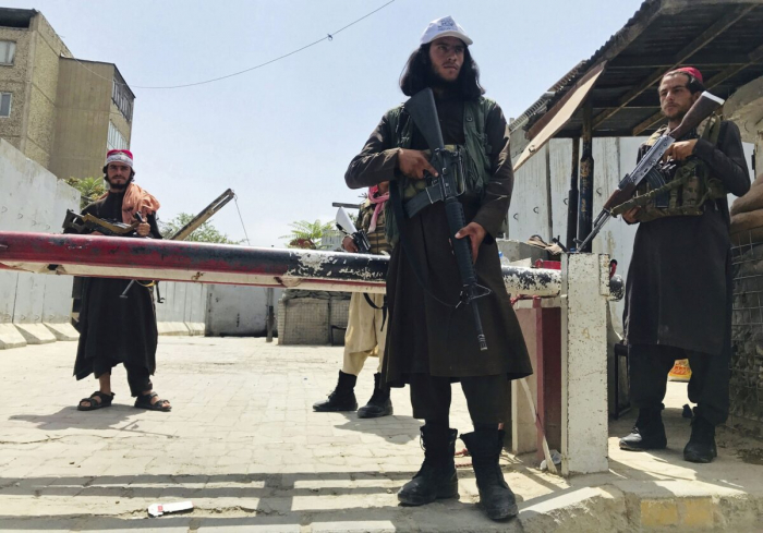 Бойцы «Талибана» охраняют блокпост возле посольства США, который ранее был укомплектован американскими войсками, Кабул, Афганистан, во вторник, 17 августа 2021 г. 