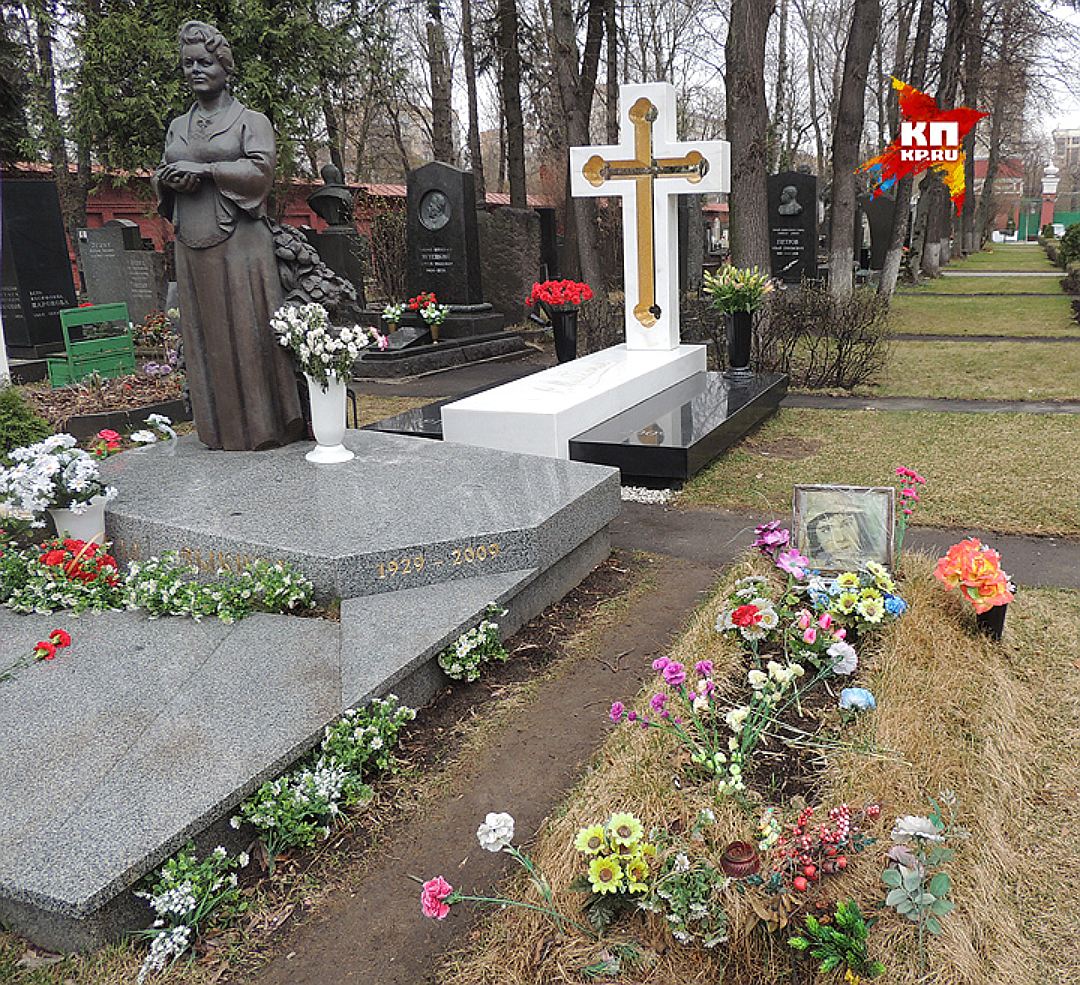 Могила Татьяны Самойловой находится в шаге от могилы Людмилы Зыкиной на Новодевичьем кладбище. Фото: Анастасия ПЛЕШАКОВА