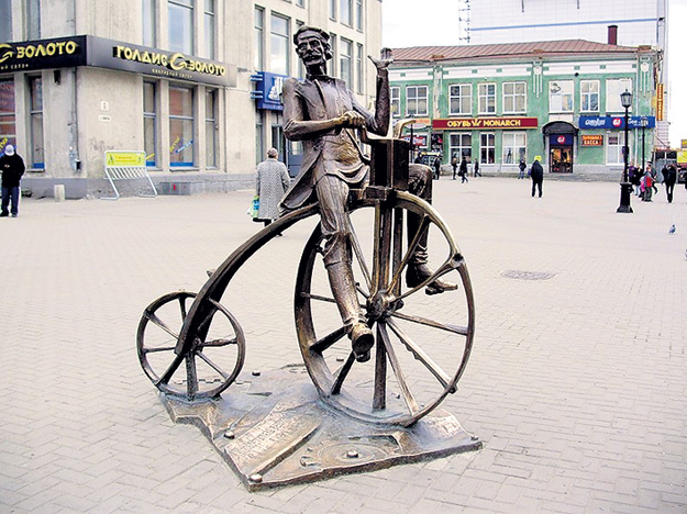 Памятник изобретателю велосипеда Ефиму АРТАМОНОВУ в Екатеринбурге. Фото с сайта Alkatrion.com