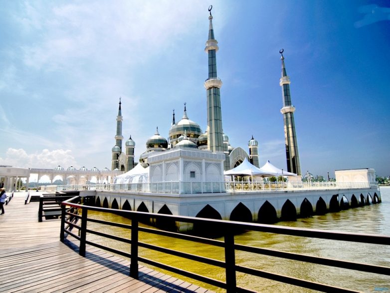 Жемчужина Малайзии: Кристальная мечеть в Теренггане мечети, мечеть, наличию, солнечные, здание, построено, роскоши, неописуемой, придает, которое, стеклом, зеркальным, покрыть, решено, железобетона, полностью, Благодаря, Кристальной, Здание, февраля