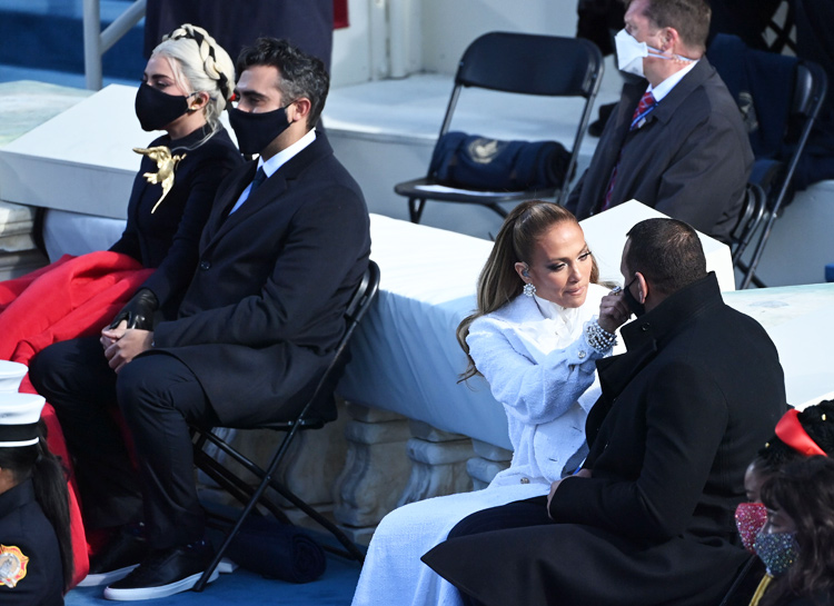 Дженнифер Лопес в белом, Леди Гага - в алом: звезды на инаугурации Джо Байдена Звезды,Новости о звездах