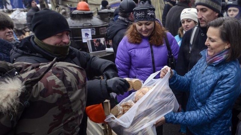 Виктория Нуланд с печеньками на киевском майдане