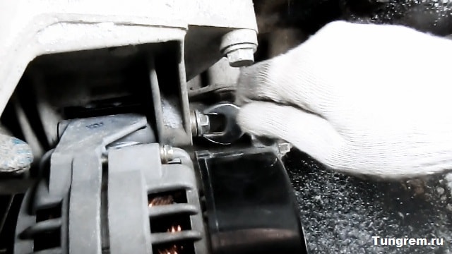Закручиваем нижний болт генератора Лада Калина