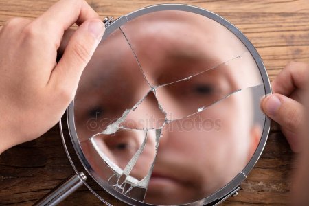 Крупным Планом Лицо Человека Разбитое Зеркало Над Деревянный Стол — стоковое фото
