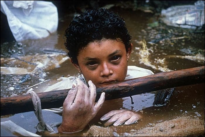 7. Агония: 13-летняя Омайра Санчез из Колумбии, зажатая обломками после схода селевого потока. Девочку пытались вытащить три дня, она оставалась в сознании. Фото сделано перед ее смертью. в мире, интересное, исторические кадры, подборка, редкие фото, снимки, события, фото