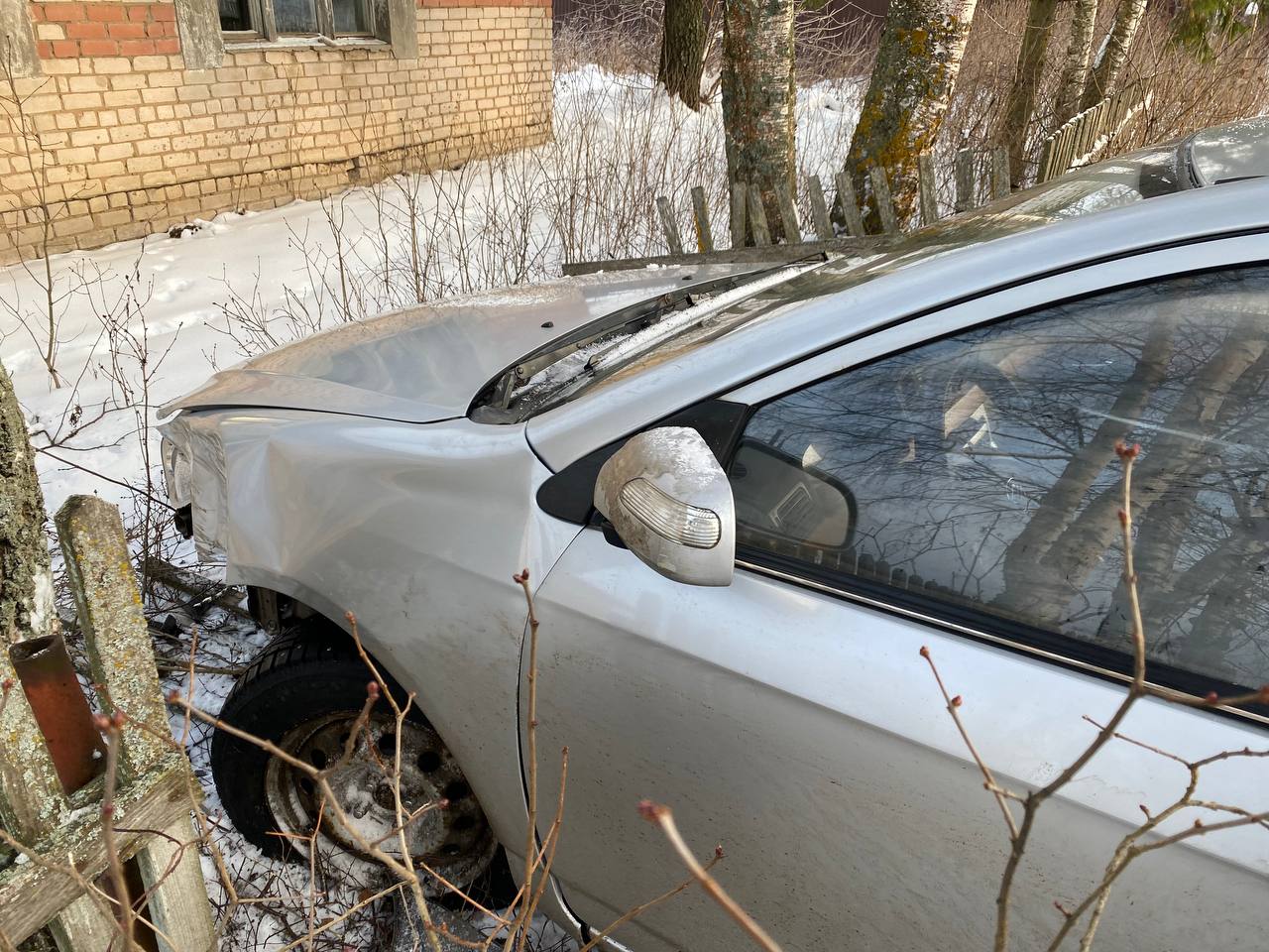 В Тверской области водитель легковушки протаранил забор