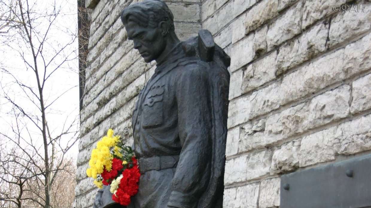 Бронзовый солдат, как прозвали памятник в народе, за день до демонтажа. Таллин, 25 апреля 2007 года