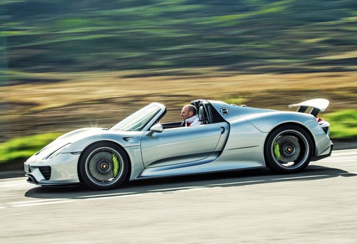 Гибридный Porsche 918 может расходовать всего 3,1 литра бензина на 100 километров пробега. Гибридный Porsche 918 может расходовать всего 3,1 литра бензина на 100 километров пробега.