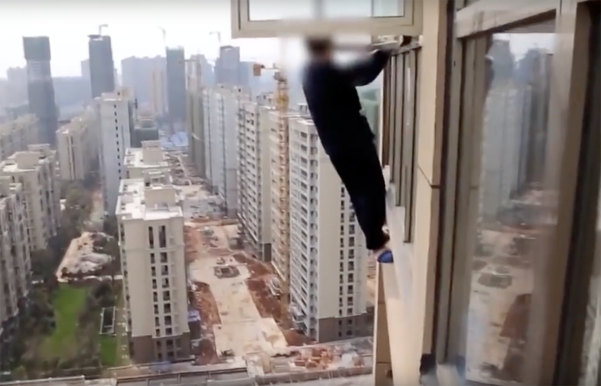 Грабитель при задержании забрался на карниз на 23-м этаже и расплакался